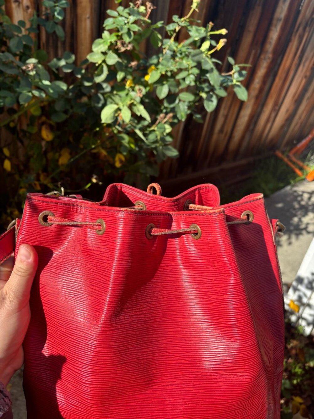 Authentic Louis Vuitton Red Neo Shoulder EPI RED - Picture 9 of 16